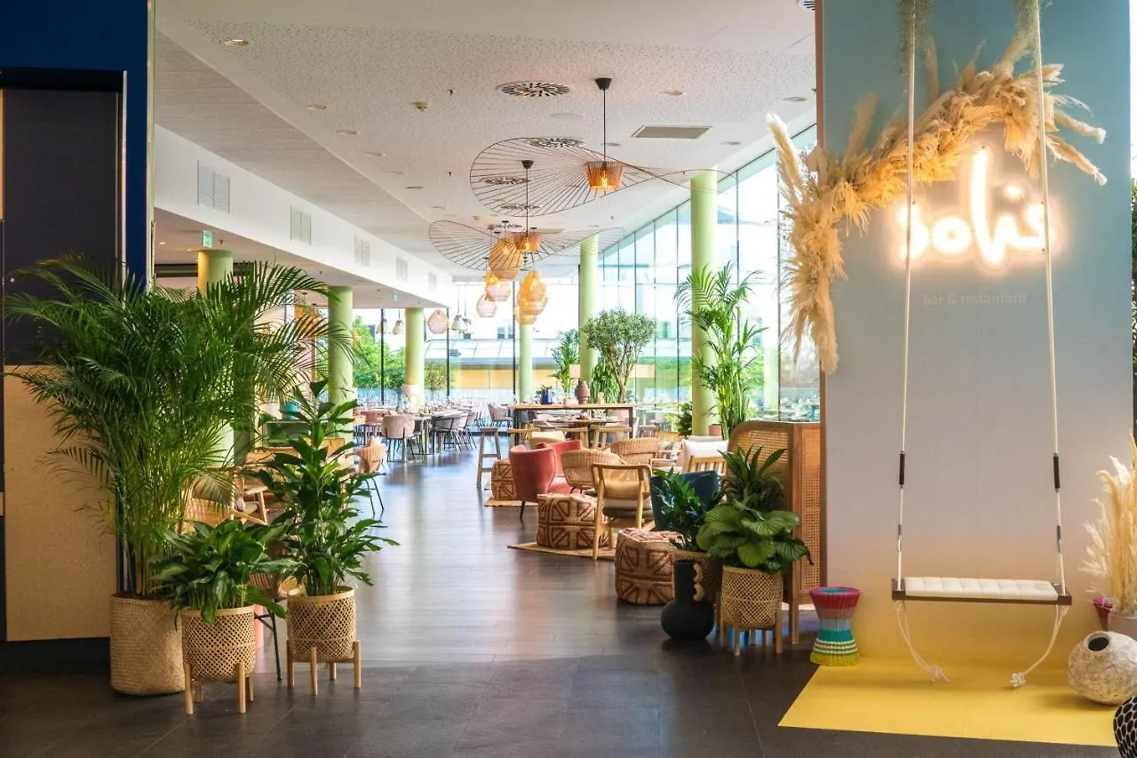 Renaissance Paris Arc de Triomphe Hotel 5*,