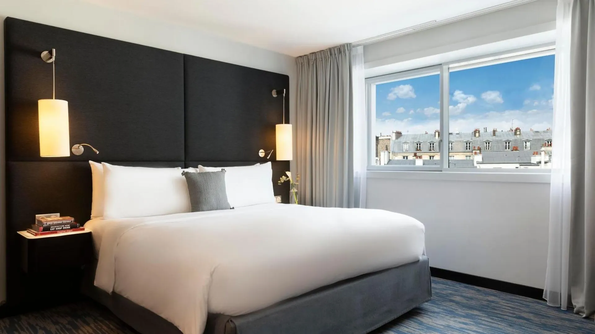Renaissance Paris Arc de Triomphe Hotel 5*,